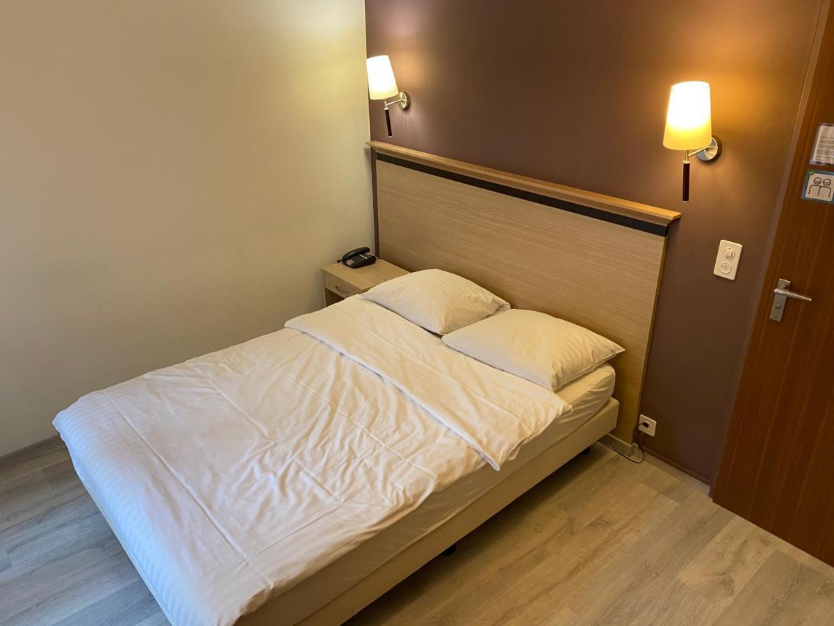 לה טור-דה-פה Hotel De La Vieille Tour מראה חיצוני תמונה