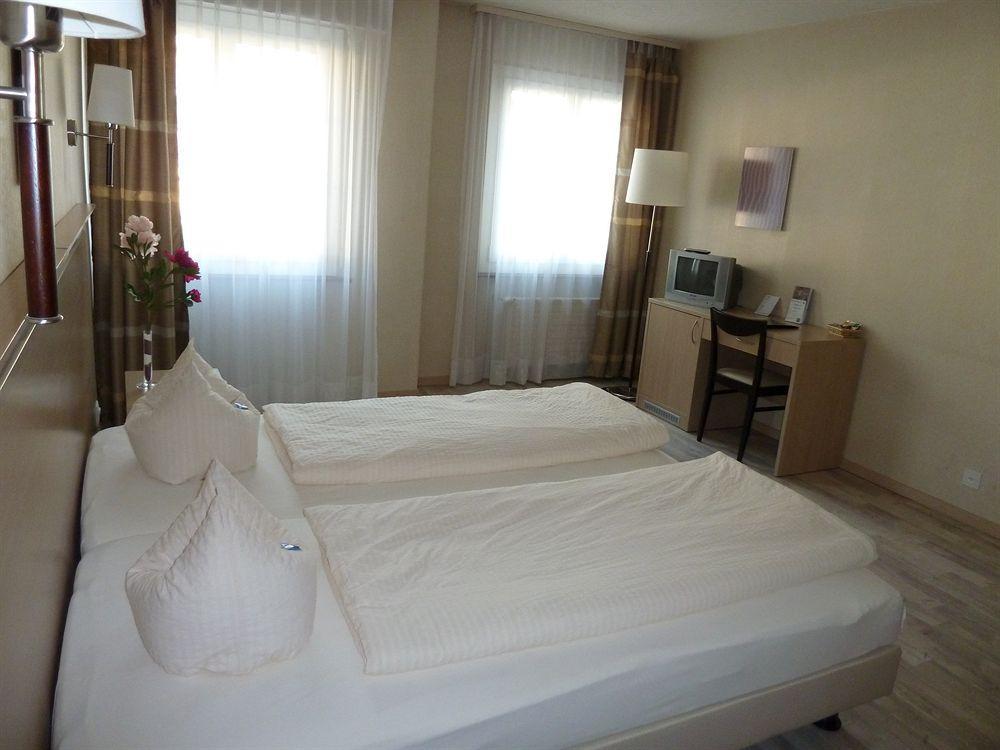 לה טור-דה-פה Hotel De La Vieille Tour מראה חיצוני תמונה