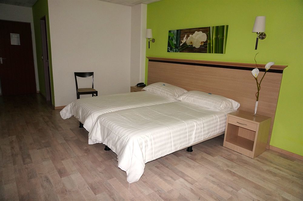 לה טור-דה-פה Hotel De La Vieille Tour מראה חיצוני תמונה