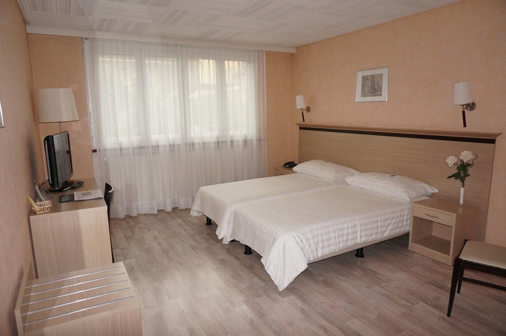 לה טור-דה-פה Hotel De La Vieille Tour מראה חיצוני תמונה