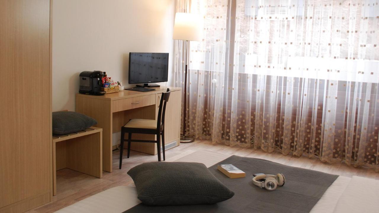 לה טור-דה-פה Hotel De La Vieille Tour מראה חיצוני תמונה