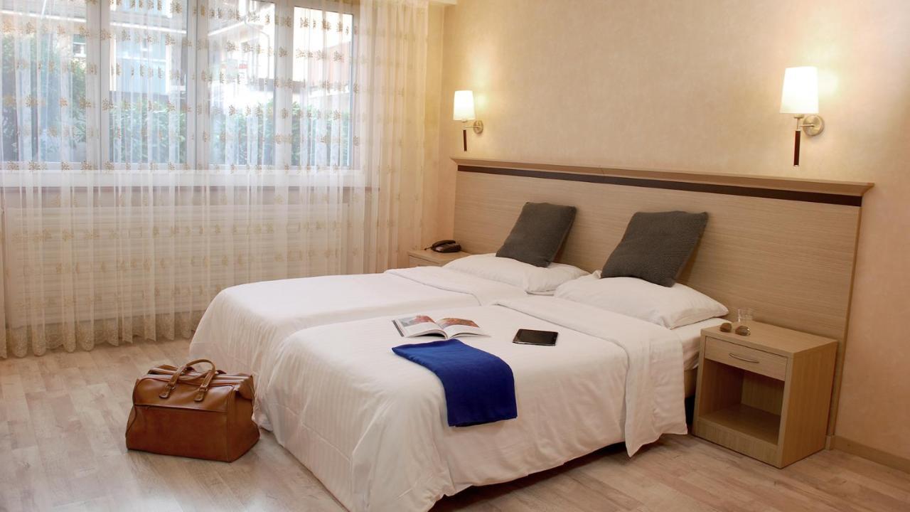 לה טור-דה-פה Hotel De La Vieille Tour מראה חיצוני תמונה